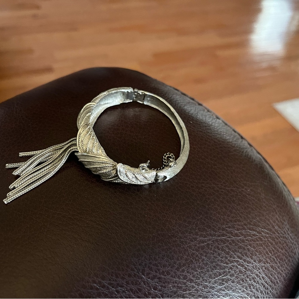 BEAUTIFUL BANGLE WITH LEAF DESIGN AND FRINGES